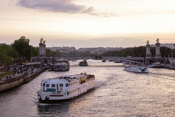 Bateaux parisiens : croisières festives et découvertes inoubliables